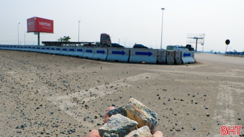 “Bẫy" đá dăm trên quốc lộ 1 qua Hà Tĩnh gây nguy hiểm người đi đường