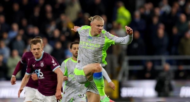 Man City hạ Burnley 1-0: Erling Haaland lập công đưa The Citizens lên đỉnh bảng