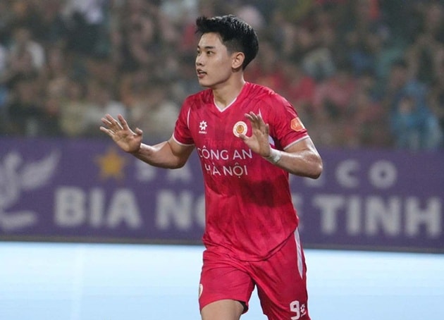 Đình Bắc lập hat-trick giúp CAHN tiến sát ngôi vô địch V-League 2025/26