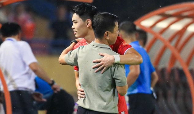 Nguyễn Đình Bắc lập hat-trick giúp CAHN thắng SLNA và cái ôm tri ân đầy xúc động