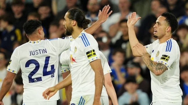 Leeds United thắng Burnley 3-1: Calvert-Lewin tỏa sáng, cánh cửa trụ hạng rộng mở