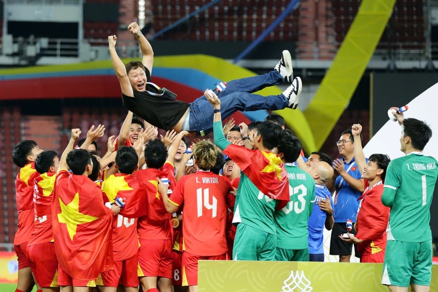 HLV Kim Sang Sik nhận Bằng khen của Thủ tướng sau kỳ tích Huy chương Vàng SEA Games 33