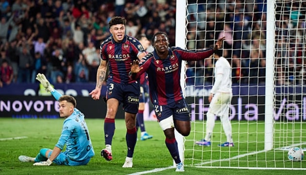 Levante ngược dòng hạ Osasuna 3-2: Bi kịch thẻ đỏ và màn lội ngược dòng cảm xúc