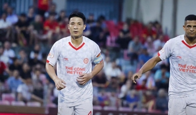 Bùi Tiến Dũng lập cú đúp giúp Thể Công Viettel bám đuổi ngôi đầu V-League khi vắng HLV Popov