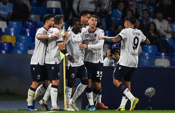 Bologna gây địa chấn tại Naples khi đánh bại Napoli 3-2 nhờ bàn thắng phút 90+1