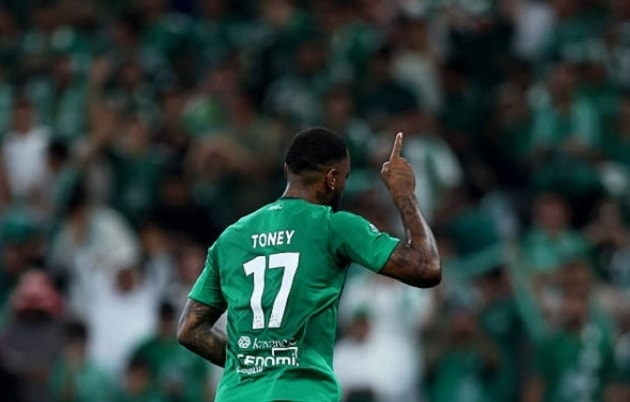 Ivan Toney và Ibañez lập công giúp Al Ahli thắng kịch tính 2-1 trước Al Taawoun
