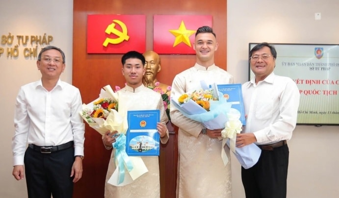 Khoa Ngo và Patrik Lê Giang chính thức có quốc tịch Việt Nam