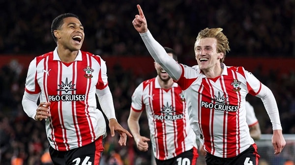 Shea Charles: Màn trình diễn 20 triệu bảng thách thức bài toán trung tuyến của Manchester United