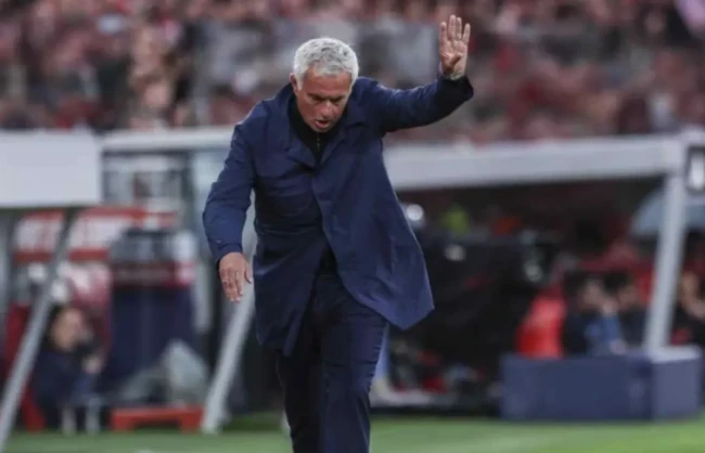 Jose Mourinho tái hợp Real Madrid: Sứ mệnh giải cứu kho thuốc súng Bernabeu