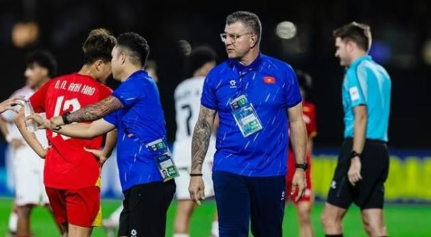 U17 Việt Nam đại chiến Australia: HLV Cristiano Roland và bài toán giữ đôi chân trên mặt đất