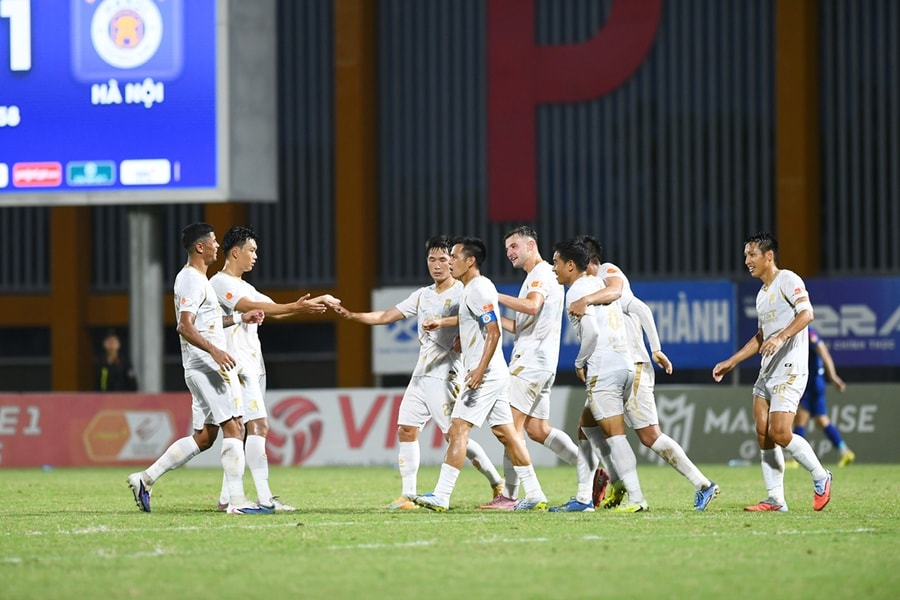 Hà Nội FC đè bẹp PVF-CAND 4-0: Khẳng định bản lĩnh trong cơn mưa tầm tã