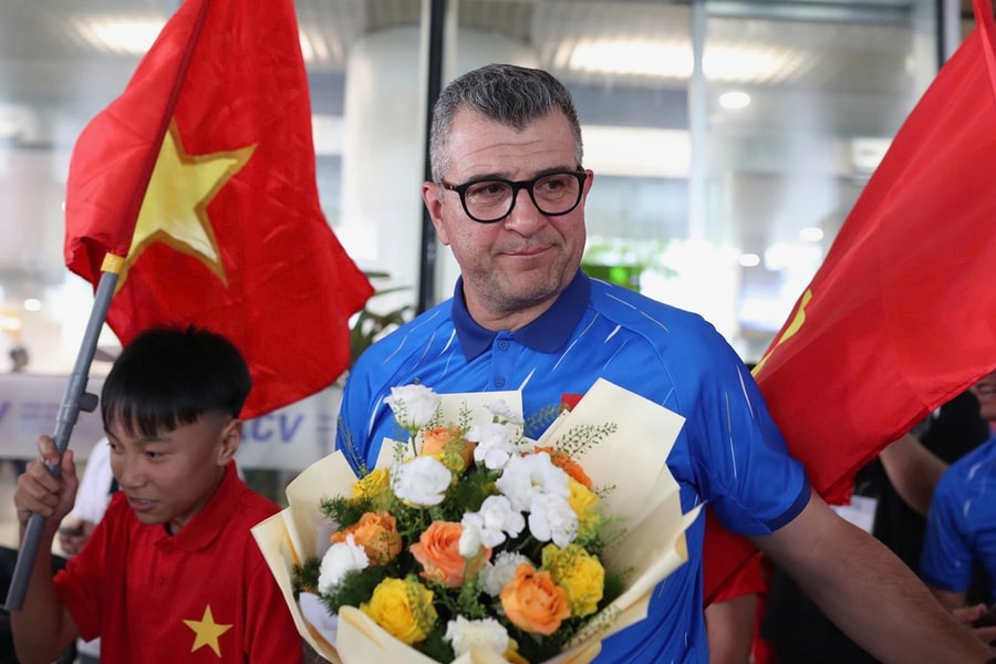 HLV Cristiano Roland rơi lệ trong ngày U17 Việt Nam trở về sau kỳ tích World Cup