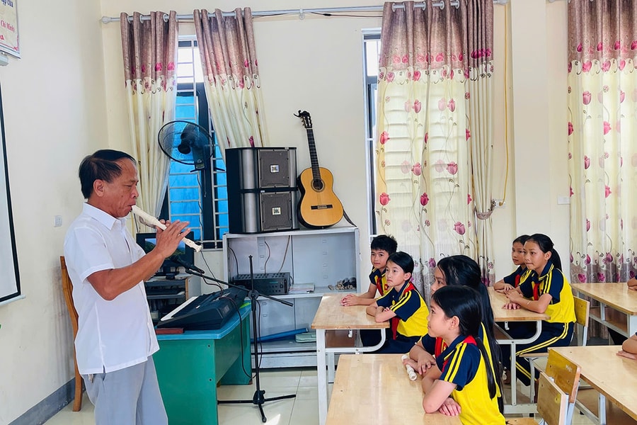 Những người gieo thanh âm, sắc màu tuổi học trò