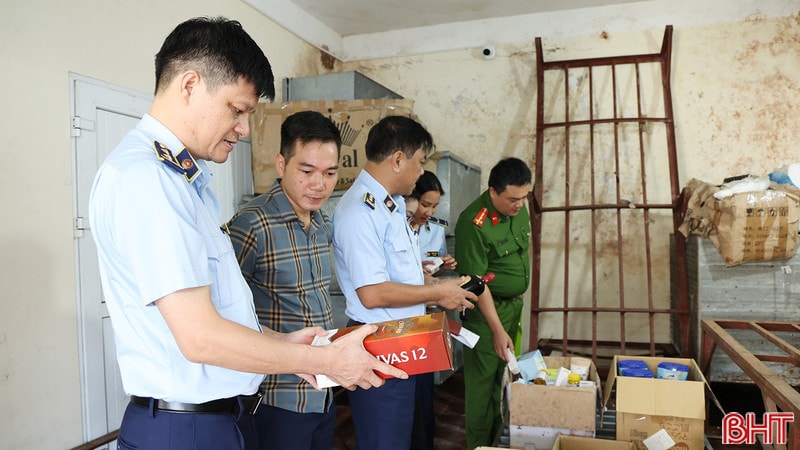 Quản lý thị trường tiêu hủy nhiều rượu ngoại, mỹ phẩm không rõ nguồn gốc
