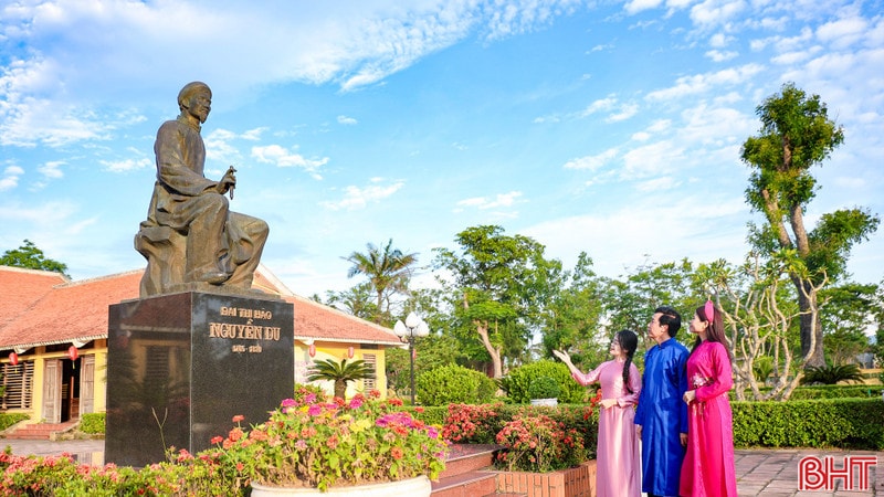 Ca sĩ Tấn Sơn và Hoa khôi thể thao Ái Quỳ trải nghiệm không gian văn hóa Nguyễn Du