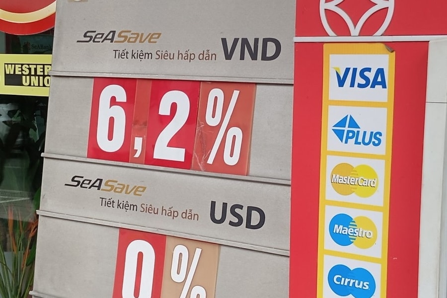 Lãi suất ngân hàng hôm nay 22/5/2026: Thực tế tại quầy cao hơn niêm yết tới 2%