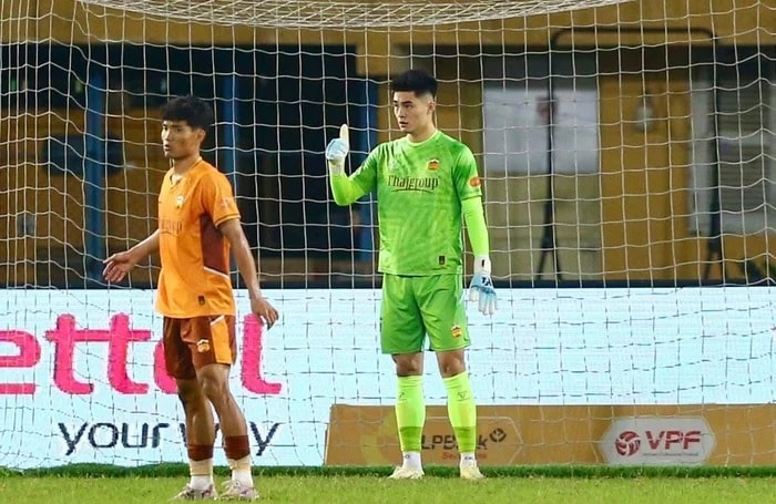Thủ môn Trần Trung Kiên hóa người nhện cứu vãn hy vọng trụ hạng cho HAGL