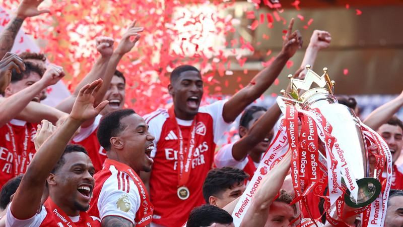 Cảm xúc vỡ òa trong ngày Arsenal nâng cúp Ngoại hạng Anh