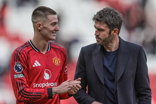Benjamin Sesko tri ân Michael Carrick khi Man Utd giành vé dự Champions League