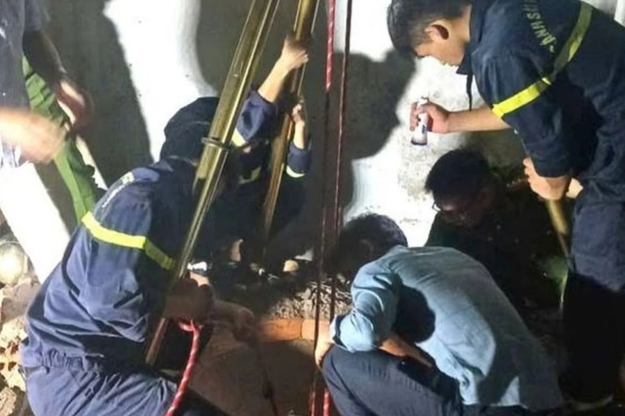 Cứu người phụ nữ rơi xuống giếng sâu 30m khi nhặt phế liệu