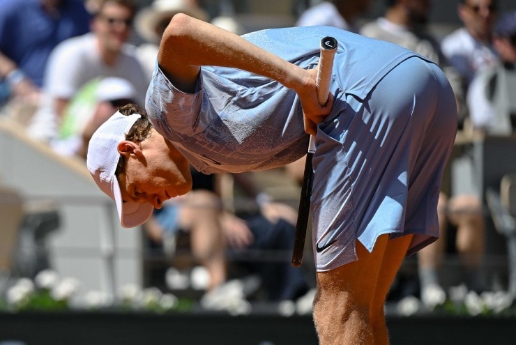Cú sốc Roland Garros: Jannik Sinner tiết lộ nguyên nhân ngã ngựa dù dẫn trước 5-1