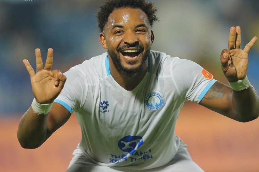 Nguyễn Xuân Son lập hat-trick đẳng cấp giúp Nam Định đè bẹp SLNA 3-0 tại Thiên Trường
