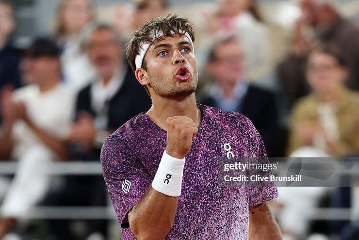 Flavio Cobolli lội ngược dòng hạ Auger-Aliassime để vào bán kết Roland Garros 2026
