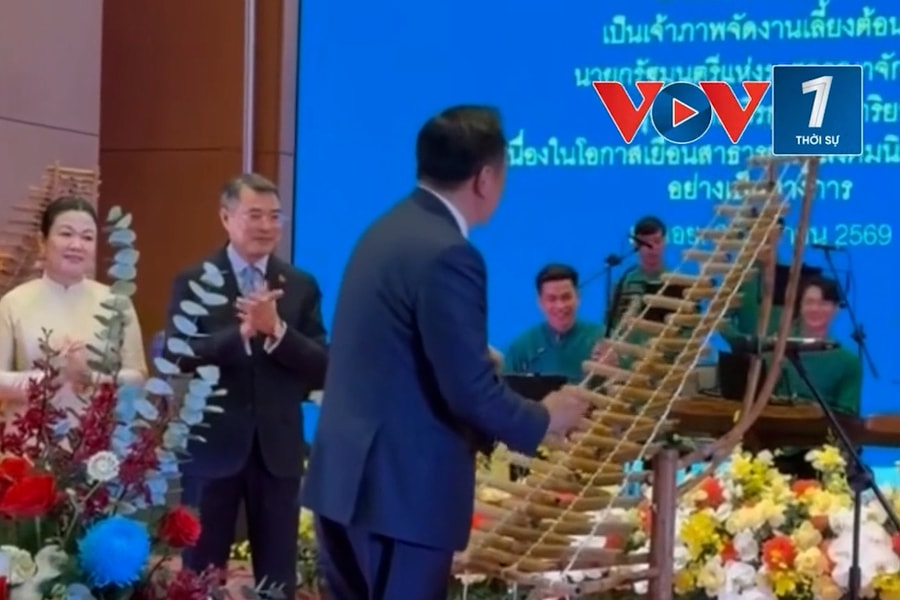 Thủ tướng Thái Lan gây bất ngờ khi biểu diễn nhạc cụ truyền thống của Việt Nam