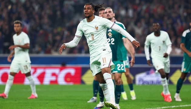 Michael Olise lập hat-trick vẫn khiến ĐT Pháp chơi thiếu người vì luật mới của FIFA