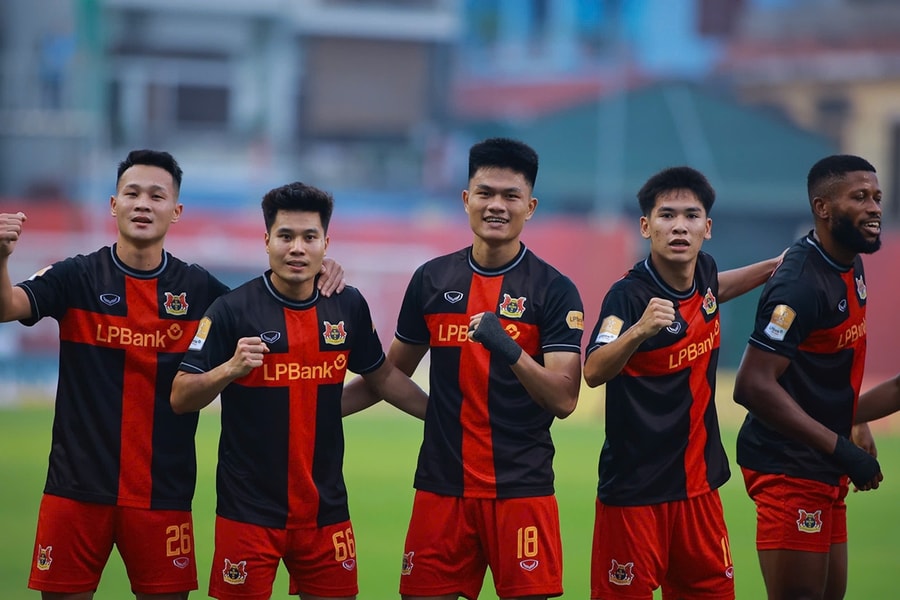 Hoàng Đức rực sáng ngày tái ngộ, Ninh Bình vùi dập Thể Công Viettel để vào chung kết