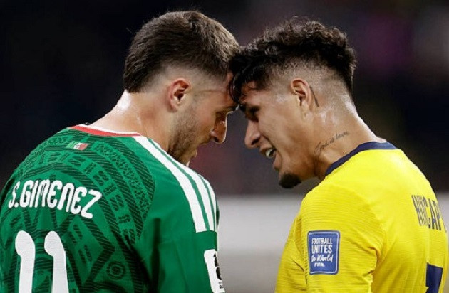 Hậu vệ Arsenal nhận thẻ đỏ hy hữu vì lỗi che miệng trong ngày Ecuador rời World Cup 2026