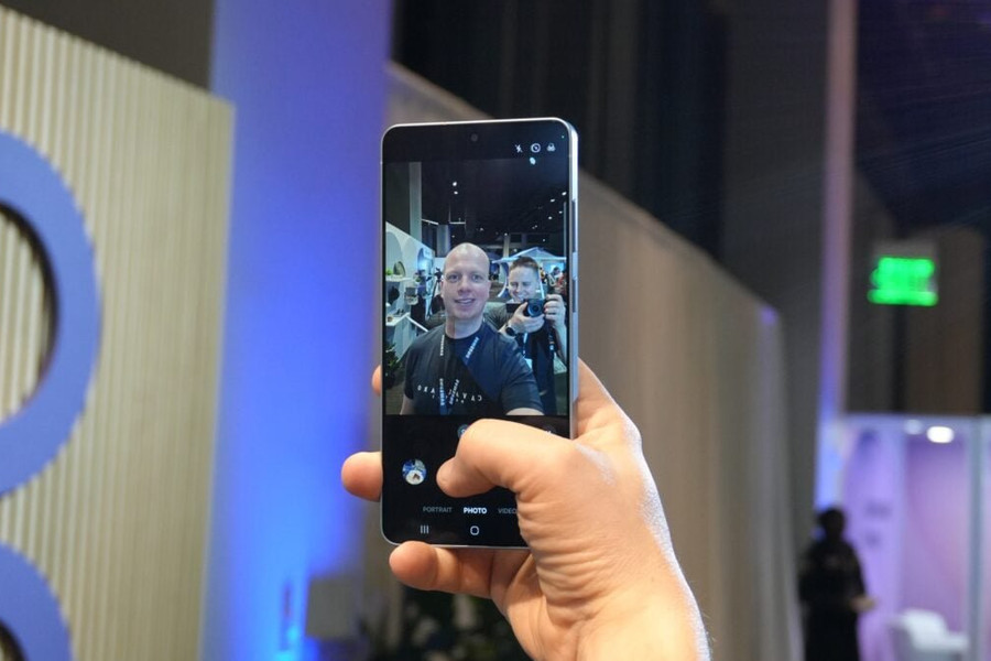 Giải mã camera selfie trên Galaxy S27: Cảm biến vuông 16MP và bước tiến sau nhiều năm