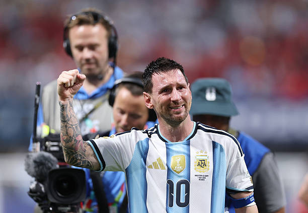 Messi rực sáng đưa Argentina vào tứ kết World Cup: Những giọt nước mắt và kỷ lục lịch sử