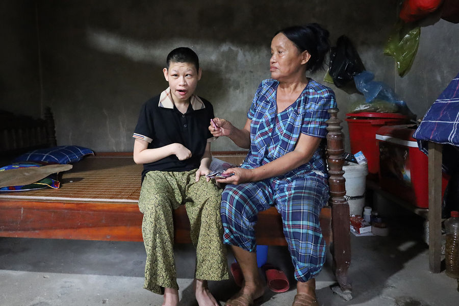Người mẹ nghèo nuôi con tật nguyền