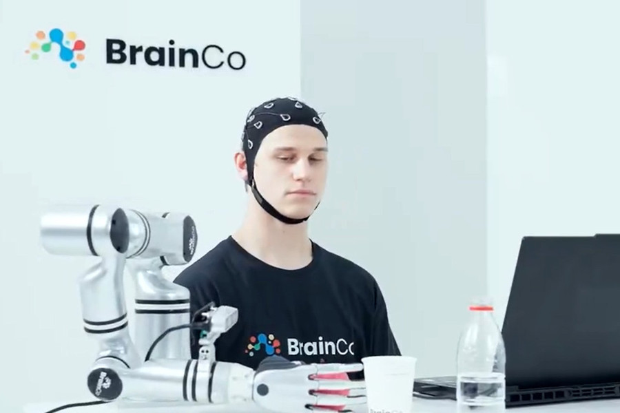 Điều khiển robot bằng ý nghĩ: Công nghệ BCI của BrainCo mở ra kỷ nguyên tương tác mới
