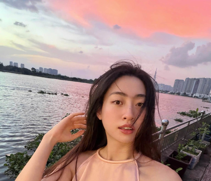 Hoa hậu Lương Thùy Linh gây ấn tượng với phong cách nàng thơ dưới ánh hoàng hôn