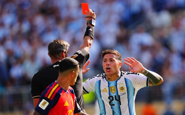 Enzo Fernandez nhận thẻ đỏ và sự sụp đổ của Argentina trong ngày Messi chia tay World Cup
