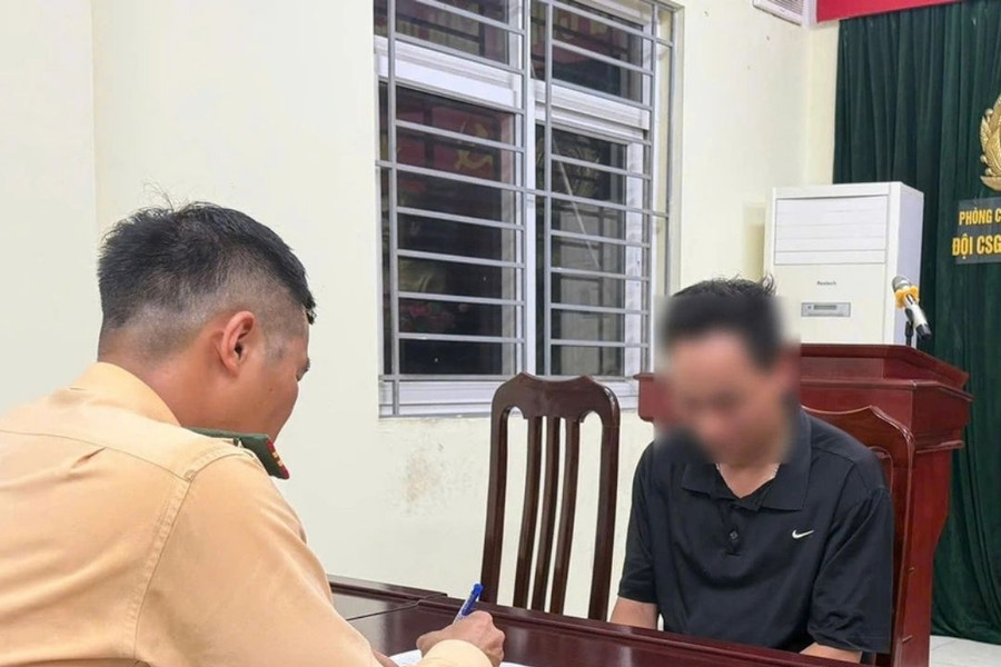 Danh tính tài xế ô tô ủn CSGT trên đường ở Hà Nội