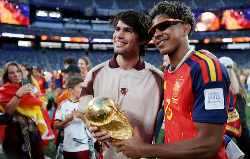 Carlos Alcaraz hội ngộ Lamine Yamal trong ngày Tây Ban Nha vô địch World Cup 2026