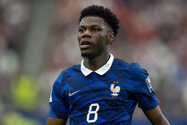 Real Madrid sẵn sàng bán Tchouameni cho MU, Arsenal nhắm bộ đôi tuyển Anh thay Saliba