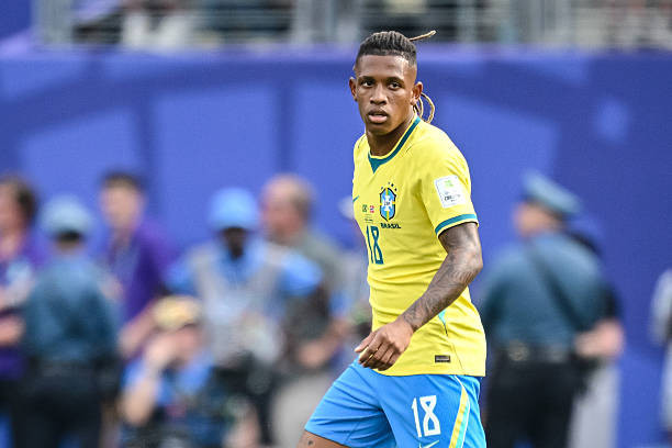 Manchester United cạnh tranh Newcastle United trong cuộc đua chiêu mộ tiền vệ Danilo