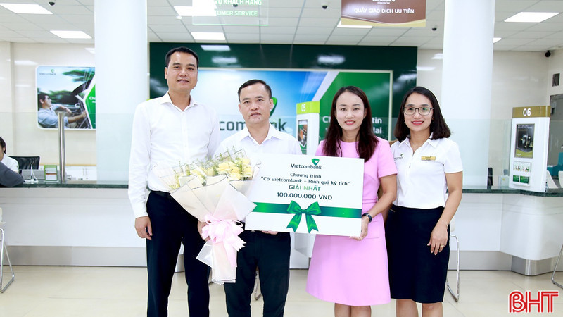 Khách hàng Hà Tĩnh trúng giải nhất chương trình khuyến mại của Vietcombank