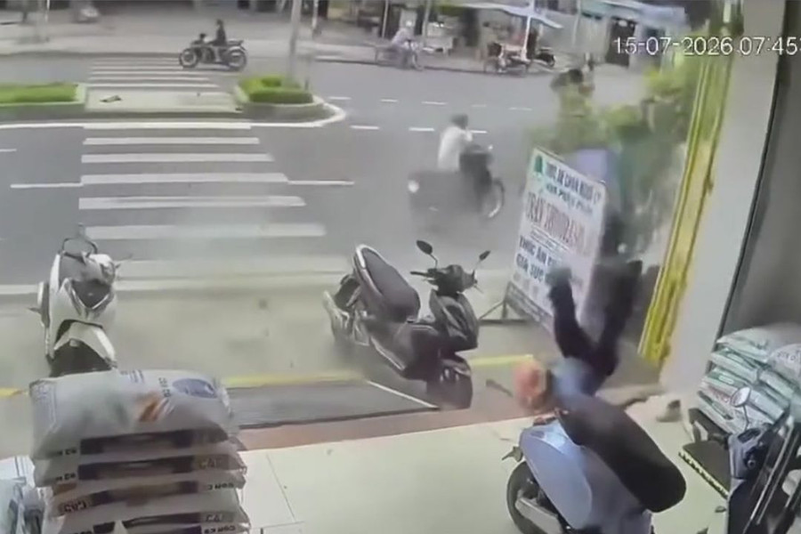 Nổ thùng phuy cũ, người đàn ông bị hất văng, gãy 3 đốt xương