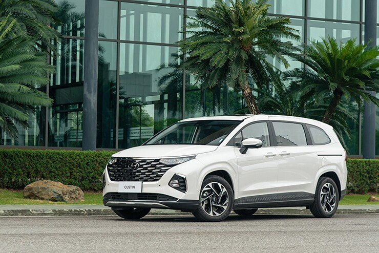 Đánh giá Hyundai Custin: Thiết kế lai Crossover và không gian thương gia gia đình