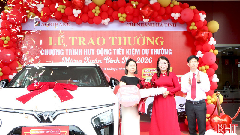 Trao VinFast VF7 cho khách hàng trúng giải đặc biệt của Agribank Hà Tĩnh