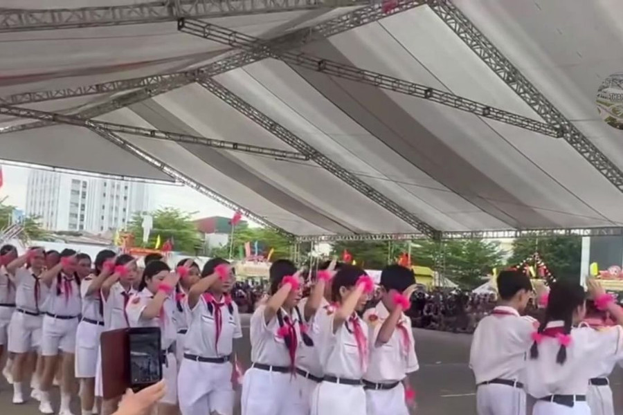 Yêu cầu chấn chỉnh việc thi nghi thức Đội sau clip bước đều kiểu "cà thọt"