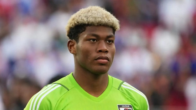PSG ra giá 35 triệu euro cho Zion Suzuki nhưng thủ môn Parma đòi hỏi suất bắt chính tại Pháp