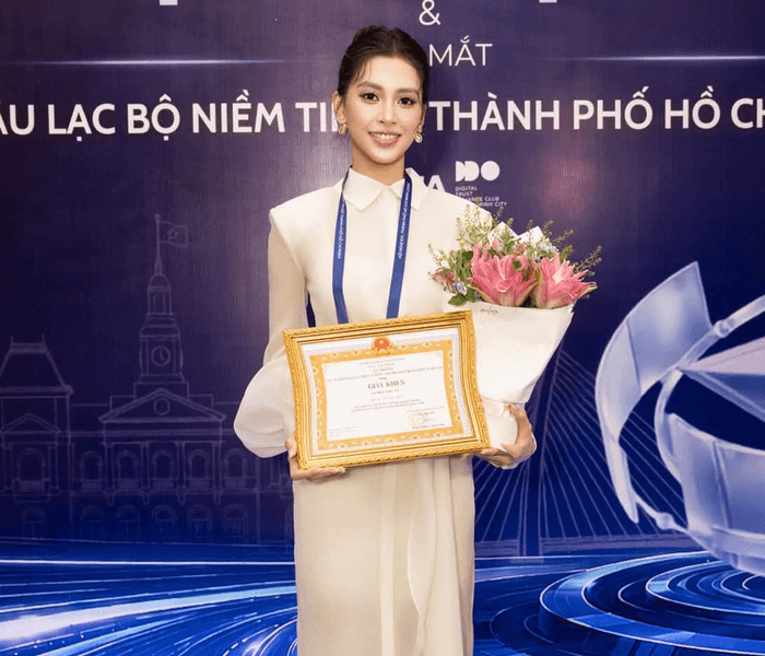 Hoa hậu Tiểu Vy đón tin vui ở tuổi 26 khi nhận giấy khen dành cho KOL xuất sắc tại TP.HCM