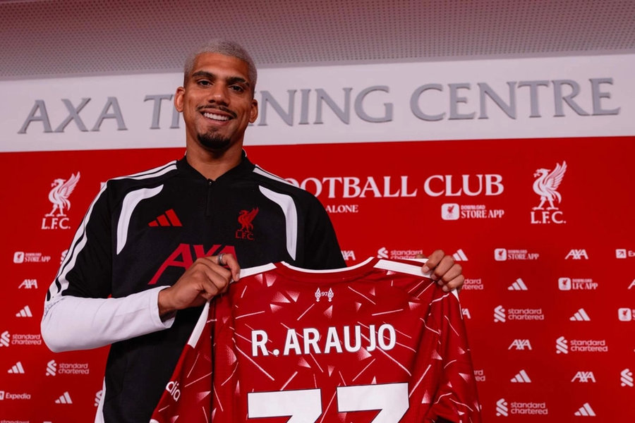 Liverpool mượn thành công Ronald Araujo từ Barca kèm điều khoản mua đứt 47,14 triệu bảng