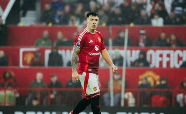 Lisandro Martinez tập riêng tại Carrington: Hàng phòng ngự Manchester United báo động đỏ